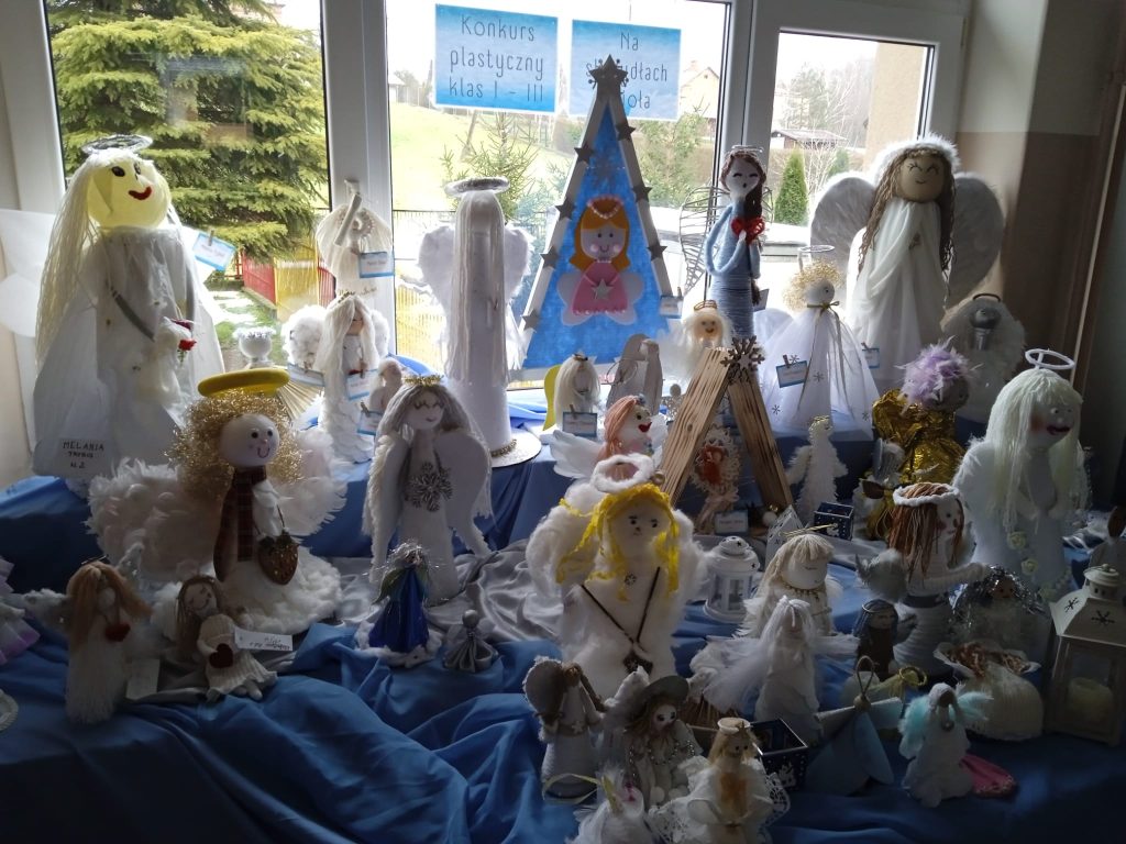 Wystawa aniołów przygotowanych przez uczniów
